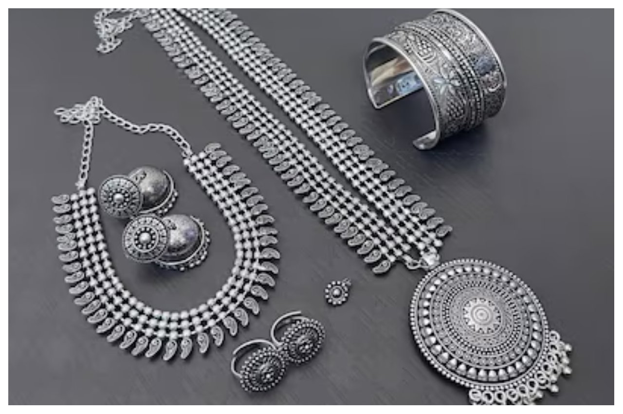 Silver Price Today – चांदी बनी ‘रॉकेट’, पहली बार ₹3,20,000 के पार पहुंचे दाम; 20 दिनों में ₹91,000 की तेजी