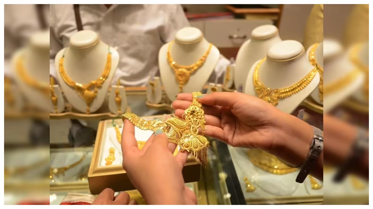 Gold Rate Today - सोना हुआ धड़ाम, शनिवार को गिरे गोल्ड के दाम! जानिए 17 जनवरी को क्या भाव चल रहा 9 Gold Rate Today – सोना हुआ धड़ाम, शनिवार को गिरे गोल्ड के दाम! जानिए 17 जनवरी को क्या भाव चल रहा