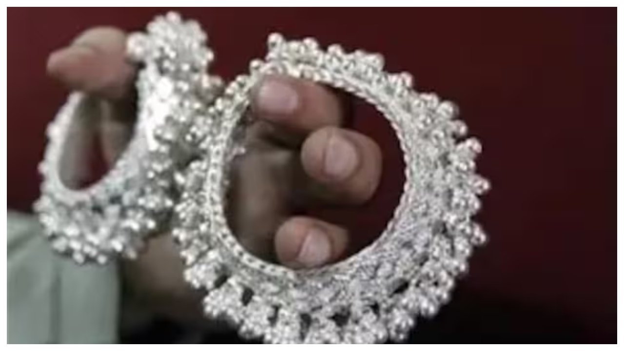 Silver Price Today - चांदी में नरमी; कीमतों में आई भारी गिरावट, जानिए आज के ताजा भाव 7 Silver Price Today – चांदी में नरमी; कीमतों में आई भारी गिरावट, जानिए आज के ताजा भाव